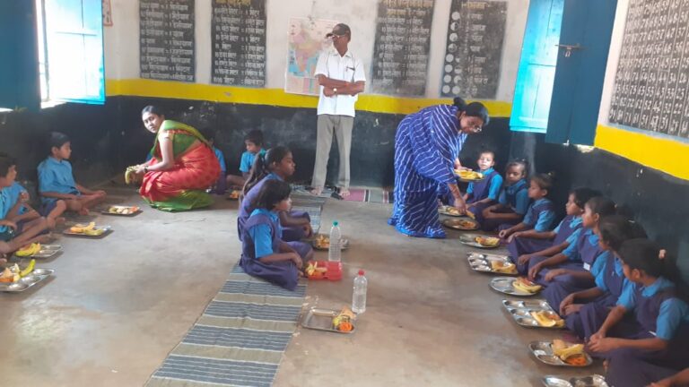 सरायपाली -:    शिक्षक विमला पटेल ने अपने सुपुत्र दिपांशु पटेल के जन्मदिन पर  शासकीय प्राथमिक शाला सुदर्शन डीपा में न्योता भोज का आयोजन