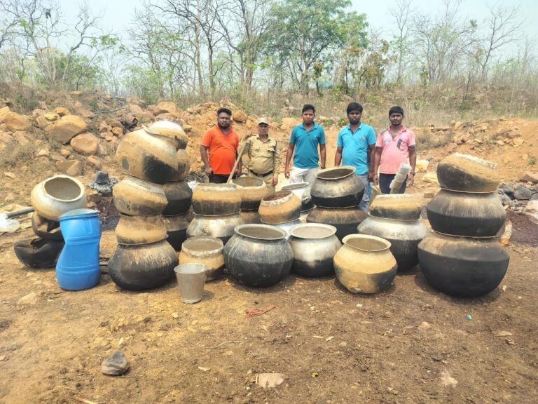 सरायपाली -: लाखों रु के जहरीली शराब निर्माण की सूचना पर आबकारी टीम सराईपाली की दबिश