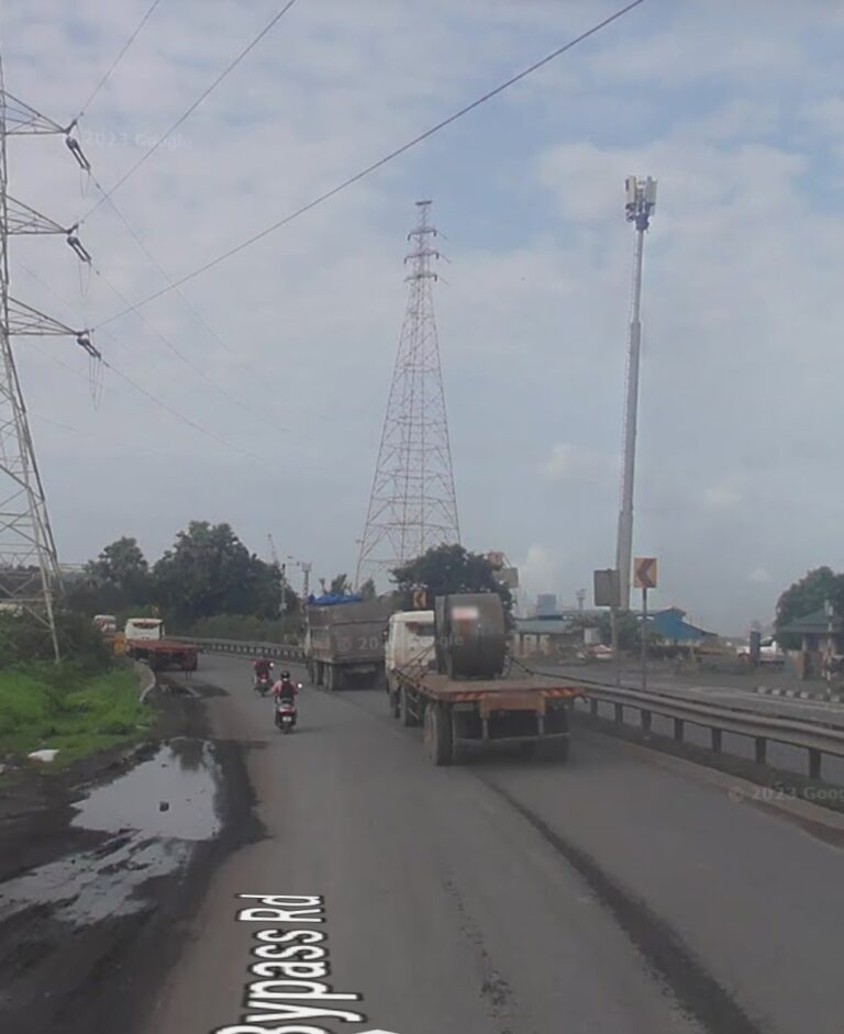 महासमुंद -: NH53 रोड कांपा के पास गाय पशु को बचाने के लिए ट्रक रुकी बिच मे फसा दुर्ग क़ी कार पीछे से आ रहा ट्रक ने कार को मारा टक्कर, कार सामने वाली ट्रक में जाकर टकरा गया जिससे कार पुरी तरह से क्षतिग्रस्त