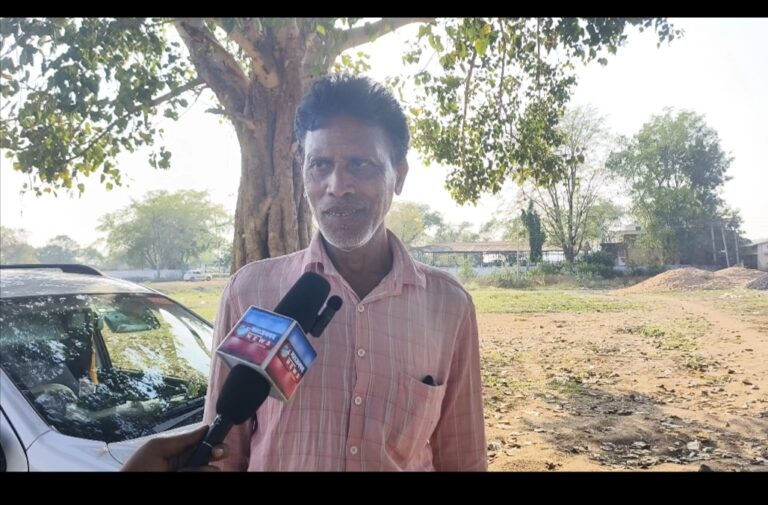 बसना -: किसान ने कहा प्रताड़ित के चलते बेटी क़ी गई जान कहा 5 सालो से खेती नहीं किया हु,खेत जाने से मारने पीटने दौड़ाते है क़ीसान ने पटवारी पर फर्जी पंचानामा बनाने का आरोप कहा पैतृक सम्पति से अलग करने के लिए सड़यंत्र