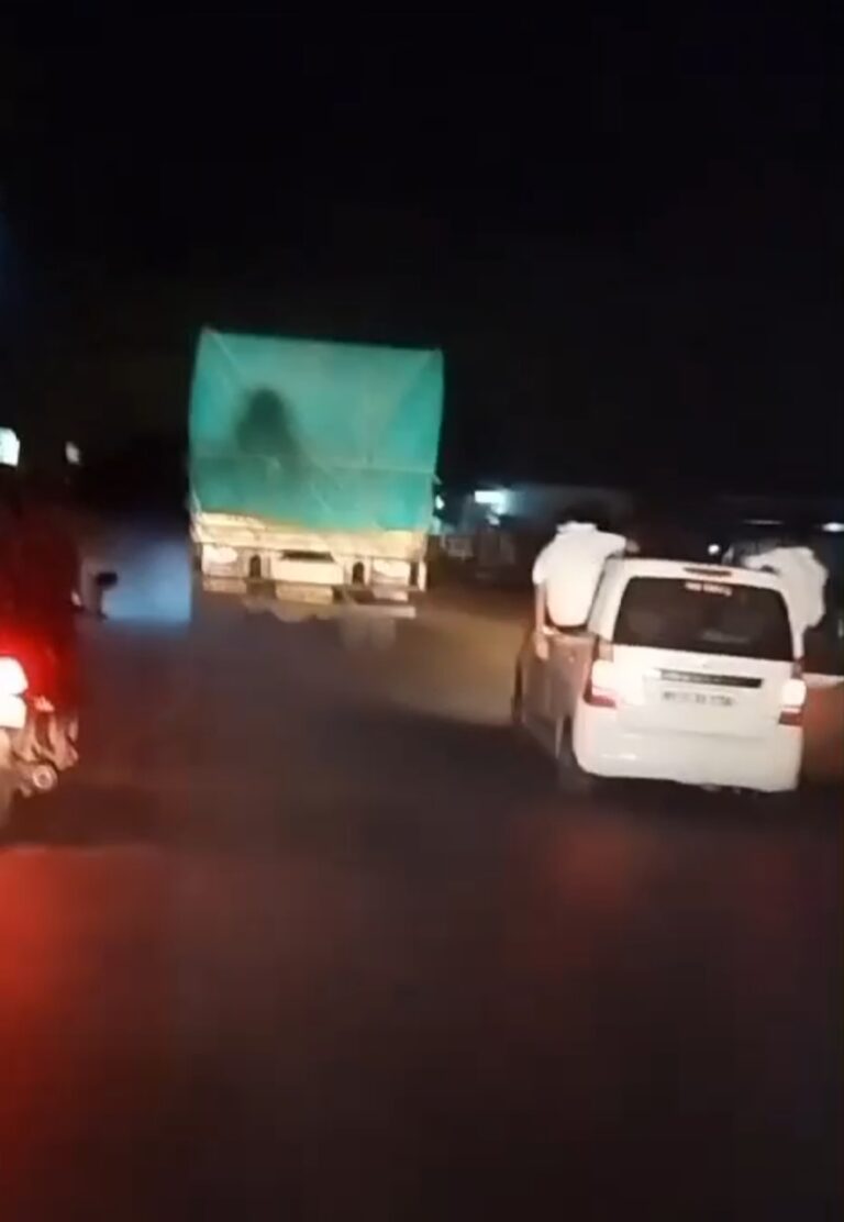 महासमुंद -: बाईक कार से बजरंग दल दौड़ाते रहे,तस्कर के ट्रक पंचर होने के बाद भी कई किलोमीटर तक चलती रही ट्रक ना डर ना भय ज़ब रेलवे के पास जाम लगा और ट्रक से त्रिपाल हटा तो दिल दहल देने वाला मंजर आया सामने पुलिस ने की एफआईआर 