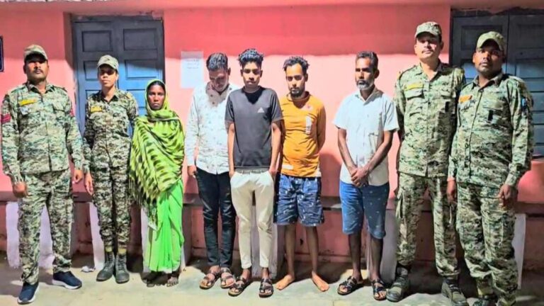 CG Crime News). शातिर आरोपियों ने लोगों को फंसाने के लिए पहले महिला आरोपी को आगे भेजते थे फिर महिला जाकर लोगों से लिपट जाती थी लूट गिरोह का भंडाफोड़,