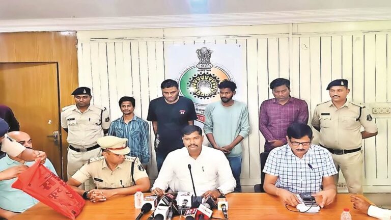 रायपुर Crime: सटोरियों पर रायपुर पुलिस की कार्रवाई, चार गिरफ्तार, चलती कार में चला रहे थे आनलाइन सट्टा 