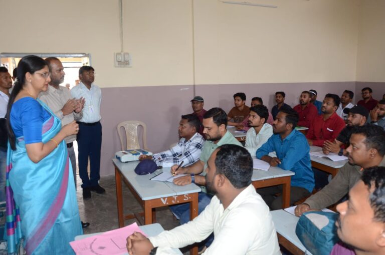 रायपुर : लोकसभा निर्वाचन 2024 : मुख्य निर्वाचन पदाधिकारी श्रीमती रीना बाबासाहेब कंगाले ने मतदान दलों के प्रशिक्षण का लिया जायजा
