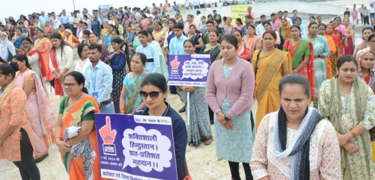 रायपुर : लोकसभा निर्वाचन 2024 : व्यय प्रेक्षक श्री आस्थानंद पाठक ने शहर की सबसे ऊँची बिल्डिंग मल्टीलेवल पार्किंग के टेरिस से सभी अधिकारियों और कर्मचारियों को मतदाता जागरूकता की दिलाई शपथ