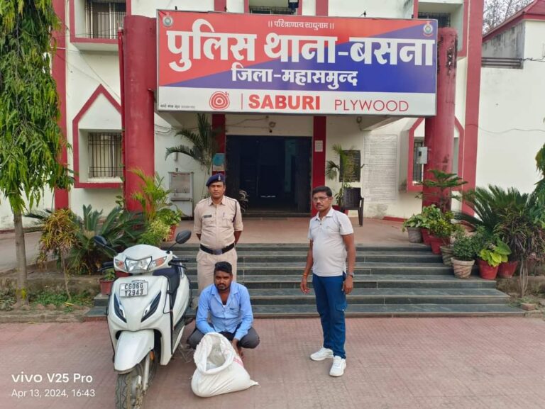 बसना / ओड़िसा से आ रहा स्कूटी चालक को घेरा बंदी कर पकड़ा गया कार्यवाही कर जेल भेज दिया गया है!