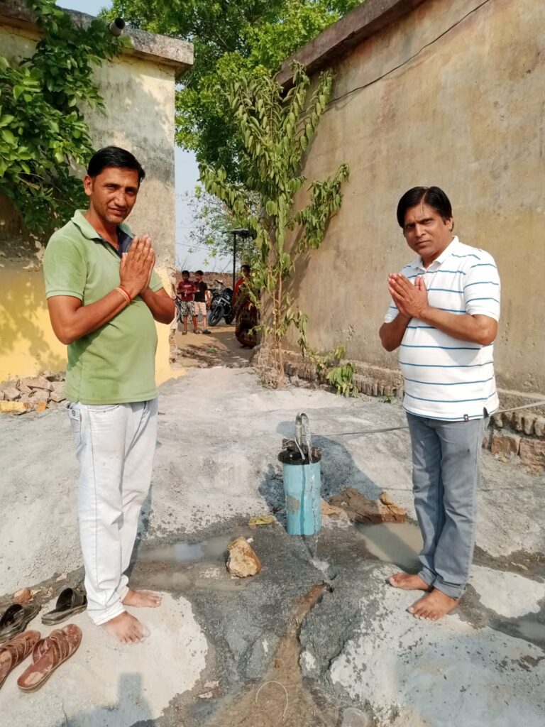 सरायपाली -:प्रिया इलेक्ट्रिकल्स ने गाँव के स्कूल के लिए पानी के समस्या को देखते हुए बोर खनन कर सहायता प्रदान किया!