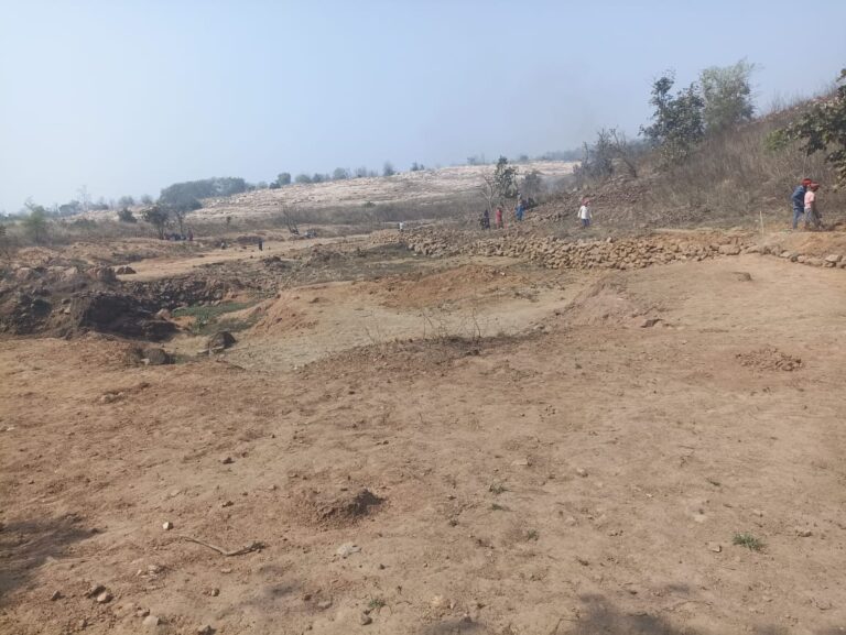 बसना -: ऐसे पलायन रुकेगा ज़ब काम मे आये मजदूरों को भगा दिया जाता है आखिर क्या है पूरा मामला