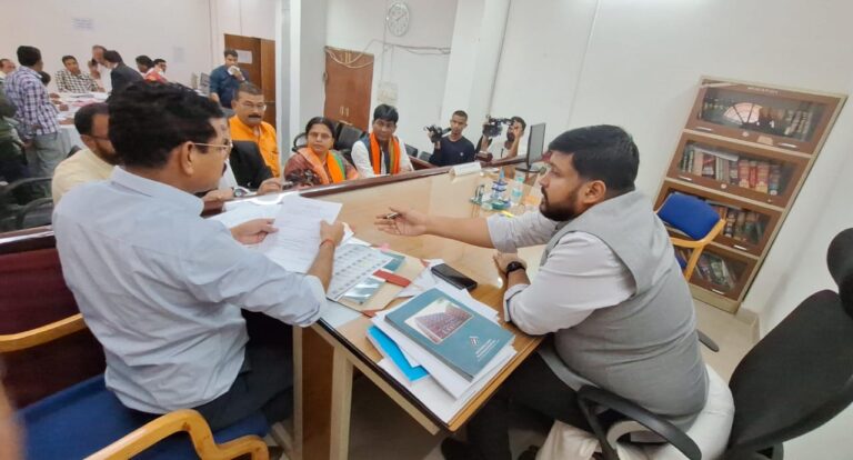 महासमुंद -: नाम निर्देशन पत्र के तीसरे दिन 8 अभ्यर्थियों ने नामांकन दाखिल किया जिसमे भाजपा और कांग्रेस के प्रत्यासी भी शामिल है!