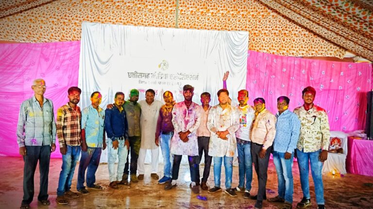 रंगों में रंगे, सरायपाली के पत्रकार। गुलाल लगाकर व गले मिलकर एक दुसरे को दी बधाई।