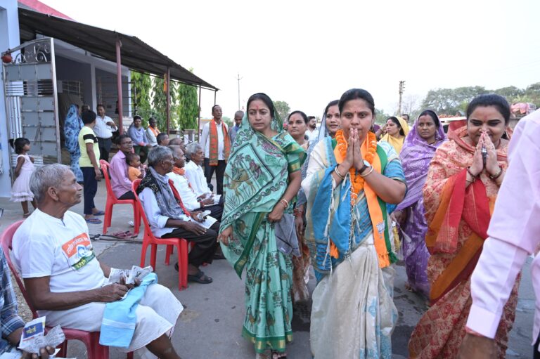 महासमुन्द लोकसभा की प्रत्याशी श्रीमती रूपकुमारी चौधरी ने कहा जनता के आशीर्वाद से तीसरी बार बनेगी मोदी जी की सरकार  कुरूद  के अनेकों ग्रामों में हुआ रूपकुमारी चौधरी का भव्य स्वागत