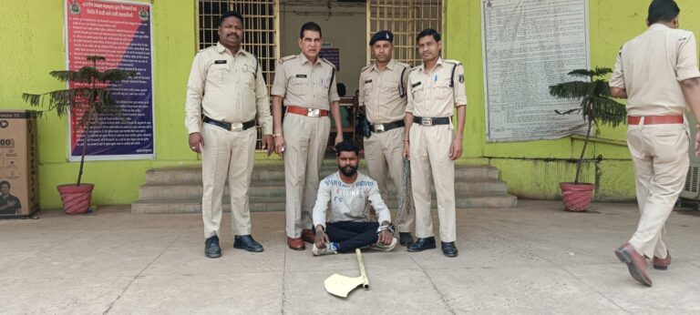 महासमुन्द -: सोशल मीडिया में अज्ञात व्यक्तियों के द्वारा रात्रि में धार दार हथियारों को लेकर महासमुन्द शहर के कुछ गली व महोल्ला में रात्रि में घुमते हुये सोशल मीडिया में एक वीडियों वायरल हुआ था जीस पर कार्यवाही,!