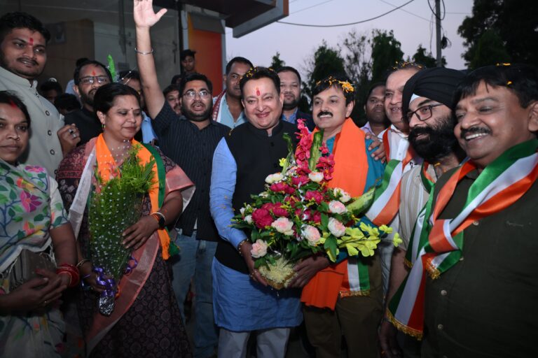 महासमुंद / भारतीय अंतरिक्ष अनुसंधान संगठन इसरो के चंद्रयान 3 में महत्वपूर्ण योगदान देने वाले वैज्ञानिक बसना नगर निवासी श्री ज्ञानेंद्र कश्यप जी का प्रथम नगर आगमन हुआ। उनके अभिनंदन व सम्मान में विधायक कार्यालय में जम कर आतिशबाजी की गई।