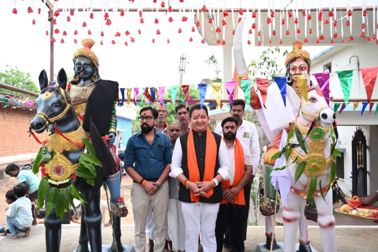 बसना ग्राम छिबर्रा में ठाकुर देवता एवं करिया ध्रुवा मूर्ति स्थापना व प्राण प्रतिष्ठा कार्यक्रम में शामिल हुए विधायक डॉ.सम्पत अग्रवाल