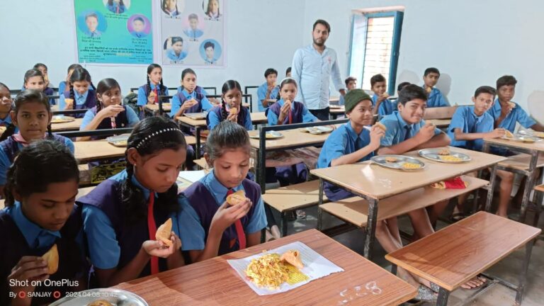सरायपाली / शास. प्राथ.शाला एवं शास. उच्च प्राथ. शाला किसड़ी में न्योता भोज का आयोजन