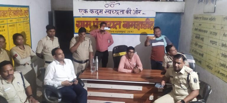 महासमुंद पिथौरा /  नायब तहसीलदार को गाँव वालो द्वारा घेरे जाने की खबर है मौक़े पर पुलिस बल मौजूद कब्जा हटाने गए थे राजस्व विभाग की टीम