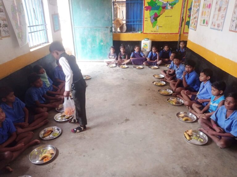 सरायपाली / शासकीय प्राथमिक शाला मानपाली में जन्मदिन की ढेर सारी बधाई देते हुए नेवता भोज का खूब आनंद उठाया