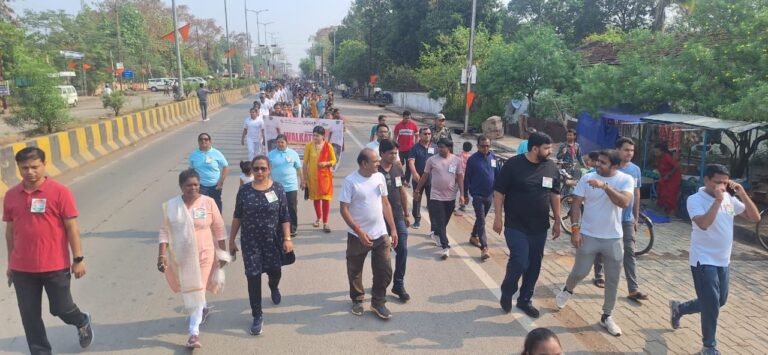 महासमुंद / कलेक्टर ,डीएफओ जिला अधिकारियों सहित हजारो लोगो ने 2 किमी पैदल चलकर दिया मतदान का संदेश देखें फोटो!