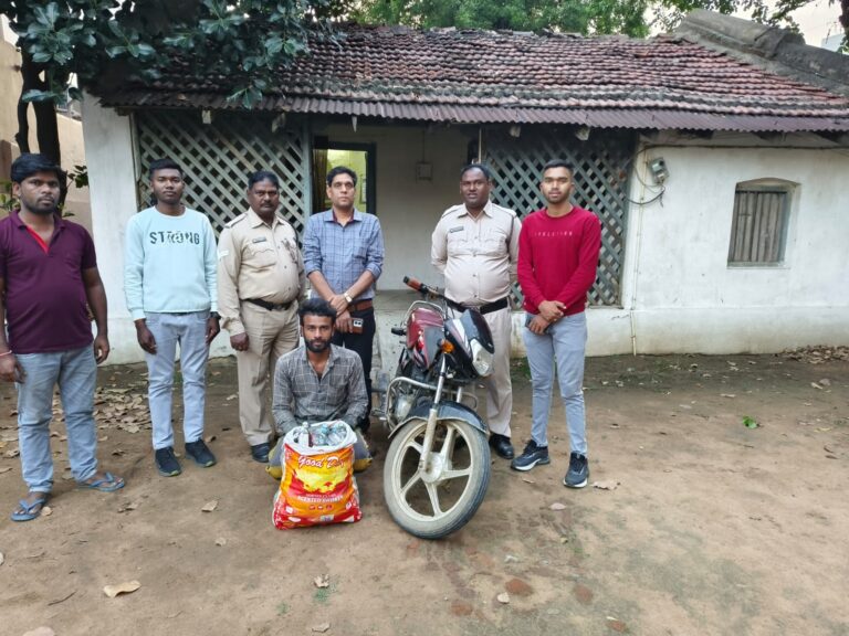 पिथौरा / नाकाबंदी कर ढाबा संचालक से 100 पौवा देशी प्लेन और गोवा शराब सहित 01 मोटर सायकल जप्त