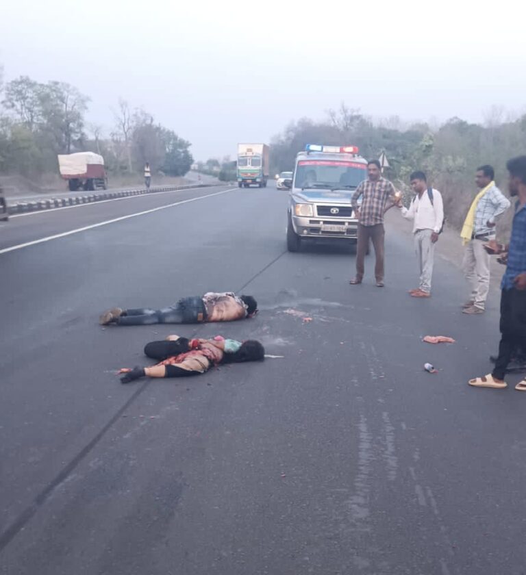 महासमुंद पटेवा / घटना में महिला-पुरूष दंपत्ति की दर्दनाक मौत हो गई। वहीं उनके साथ 5 साल का एक बच्चा था जो सुरक्षित है