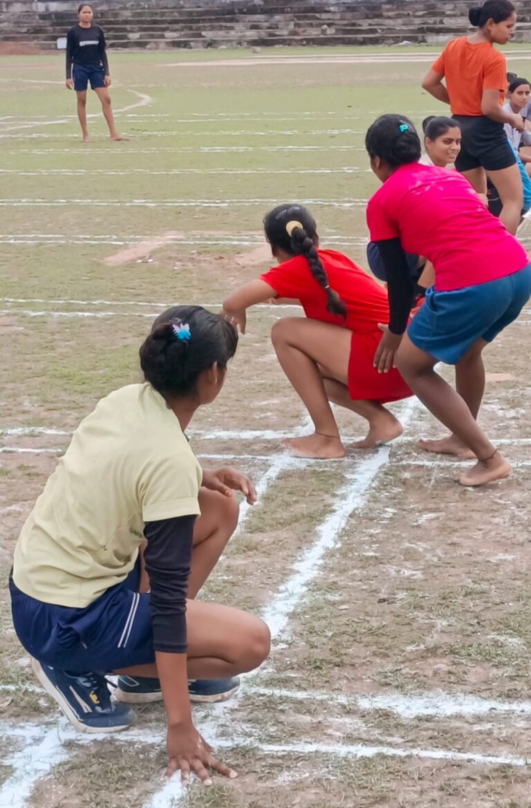 महासमुंद /100 मीटर दौड़, गोला फेंक, कुर्सी दौड़, लंगड़ी दौड़, संखली, बोरा दौड़, फ्रंट रोल, चम्मच बांटी दौड़, खो खो व कबड्डी प्रतियोगिता आयोजित किया गया।स्वीप खेल गतिविधियों के विजेताओं को कलेक्टर ने किया पुरस्कृत