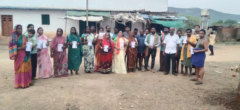 सरायपाली / महिला मोर्चा जिला महामंत्री ने अनेक बूथों पर मतदाता पर्ची बांटकर रुपकुमारी चौधरी के लिए घर घर जाकर वोट मांगा