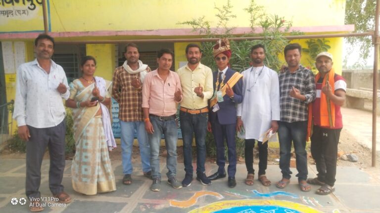 बसना -/ बारात जाने से पहले दुल्हे राजा रोशन साहु ने किया मतदान!