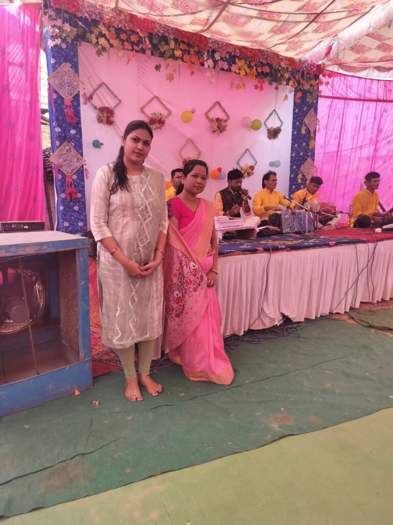 सरायपाली / मारवाड़ी युवा मंच जागृति शाखा सरायपाली के द्वारा    बोंदा में आयोजित रामायण पाठ के दौरान श्रद्धालु भक्तों को शरबत पिलाया गया