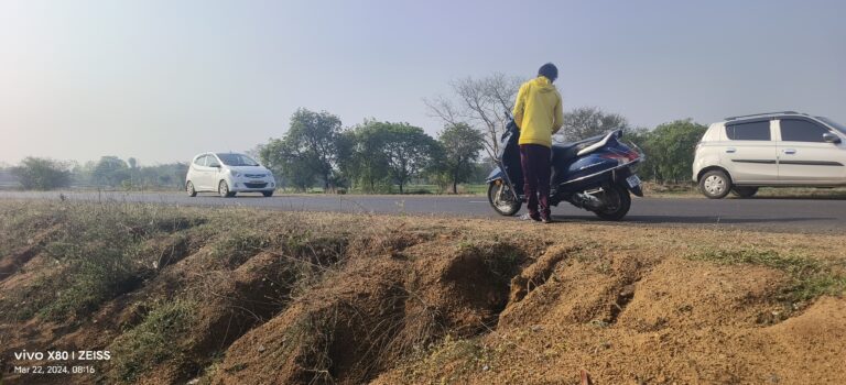 सरायपाली से भंवरपुर मार्ग कांग्रेस कार्यकाल की देन – साल नहीं हुवा पूरा और मार्ग किनारे धंसने लगे मुरुम – ग्रामीणों का दावा बरसात मे पूरी तरह बह जाएगी मिट्टी और यही होती है सबसे ज्यादा घटना,!