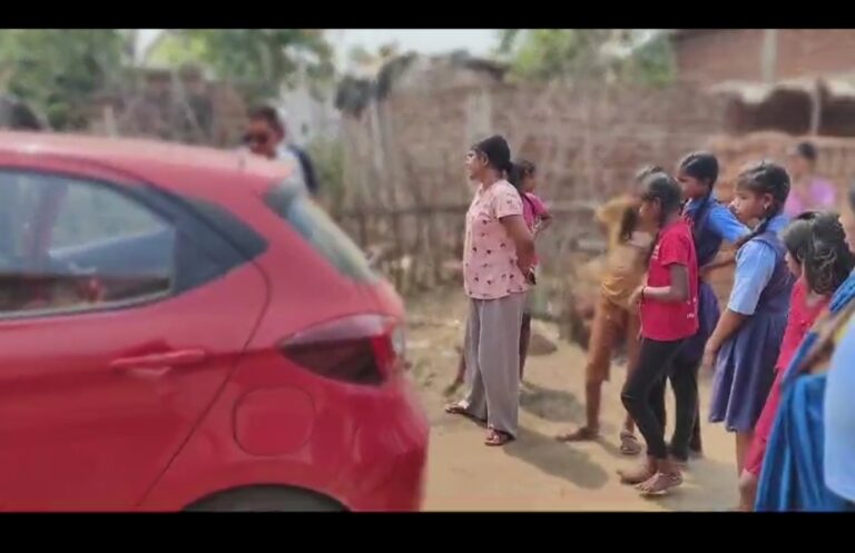 महासमुंद बसना / महिला अधीक्षका और उसके पति पर सरपंच और ग्रामीणों ने लगाए गंभीर आरोप वीडियो हो रहा है वायरल पकड़े गए रंगे हाथों कार से हो रहा था रहे थे गलत काम?