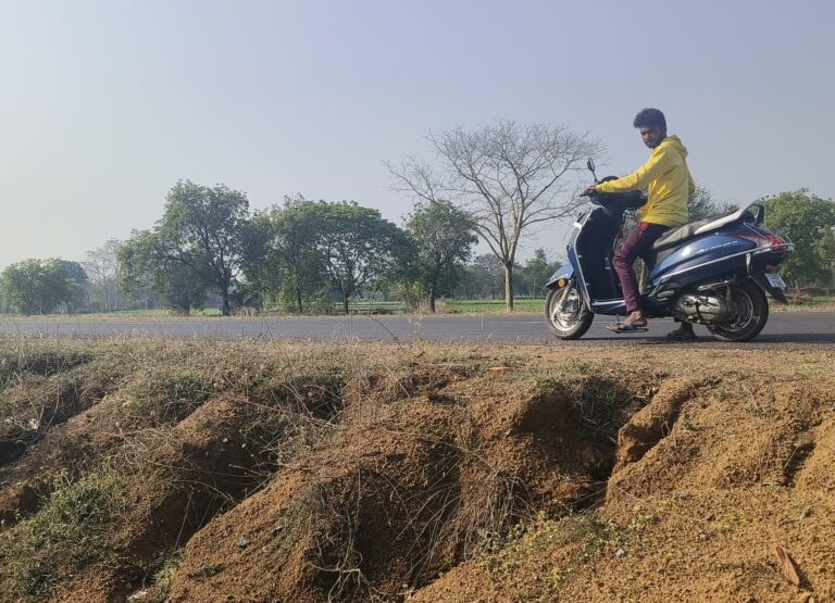 सरायपाली से भंवरपुर मार्ग कांग्रेस कार्यकाल की देन – साल नहीं हुवा पूरा और मार्ग किनारे धंसने लगे मुरुम – ग्रामीणों का दावा बरसात मे पूरी तरह बह जाएगी मिट्टी और यही होती है सबसे ज्यादा घटना,!