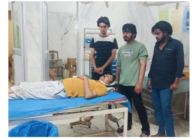 महासमुंद / कांग्रेस नेता और परिवार को ढाबा मे जमकर मारपीट जान बचा के भागने पर दामाद और भतीजा को बनाया बंधक और लूटपाट पुलिस ने छुड़ाया — ढाबा संचालक ने भी कराया एफआईआर! दोनों पक्ष ने इस दौरान तलवार राड और क्रिकेट बेट को बनाया अपना हथियार!