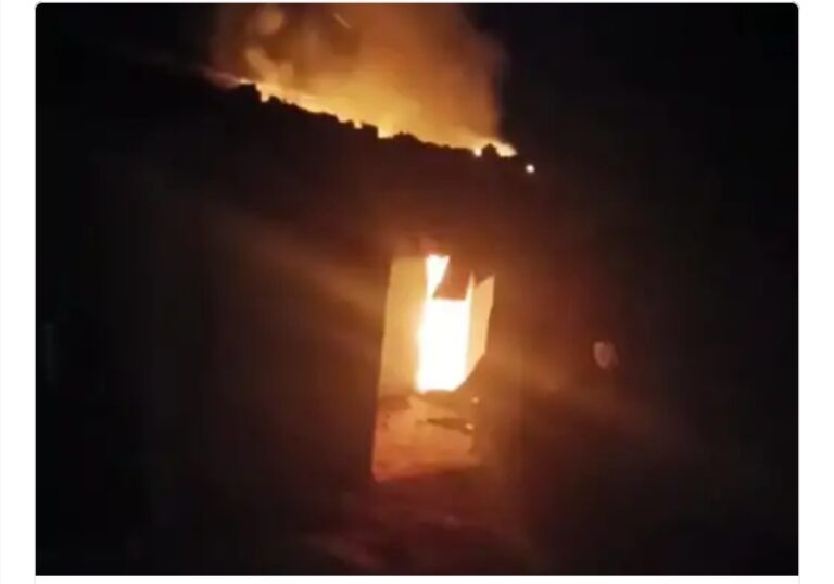 बसना / फायर ब्रिगेड की टीम ने आग पर काबू पाया   घर में रखा सिलेंडर अचानक फटने से एक घर में आग लग गई। घर में रहने वाली एक महिला बाल…