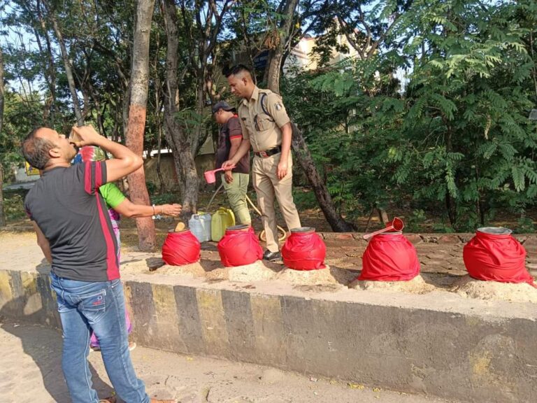 CG / गर्मी को देखते हुए राहगीरों के लिए  रायगढ़ पुलिस ने लगाया प्याऊ…..