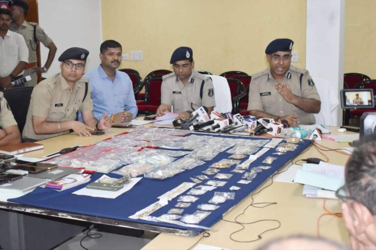 रायपुर पुलिस ने थाना देवेन्द्र नगर, गुढ़ियारी, खरोरा, न्यूराजेन्द्र नगर, आरंग एवं धरसीवा में हुई नकबजनी, चोरी व लूट के 08 मामलों को सुलझाते हुए 03 अंतर्राज्यीय शातिर नकबजन व विधि विरूद्व संघर्षरत 02 बालक सहित कुल 09 आरोपियों को गिरफ्तार किया है।