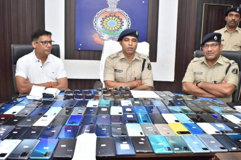 रायपुर / चोरी के कुल 170 नग मोबाईल बरामद  एंटी क्राइम एंड साइबर यूनिट, छत्तीसगढ़ द्वारा दुर्ग, भिलाई, राजनांदगाँव, बालोद, बेमेतरा एवं रायपुर क्षेत्रों में चल रहे!
