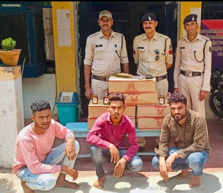 बलौदाबाजार-भाटापारा पुलिस द्वारा ग्राम कोदवा में बाडी के अंदर बिक्री करने के लिए अवैध रूप से शराब रखने वाले 03 शराब कोचियों को किया गया गिरफ्तार  आरोपियों से ₹33,600 कीमत