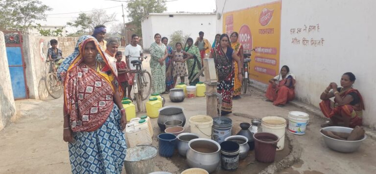 सरायपाली और इस गाँव मे सीमा विवाद के कारण नहीं मिल रहा है कनेक्शन ग्रामीण परेशान!