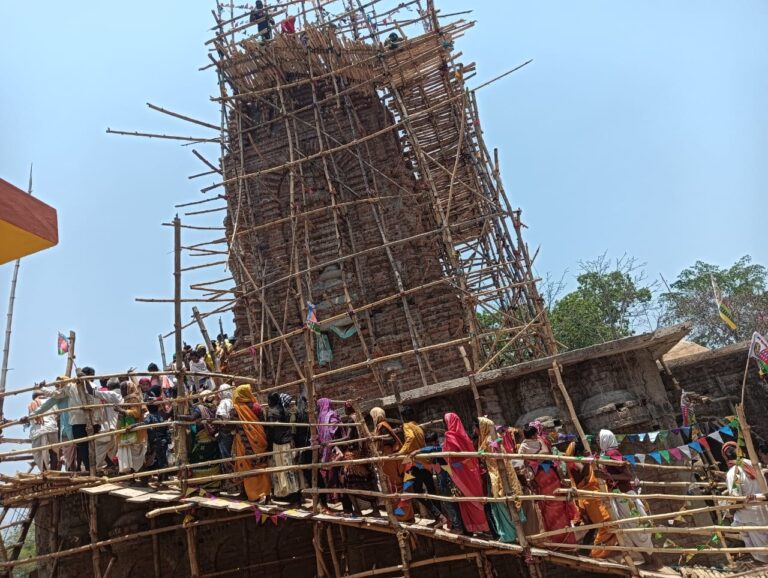 महासमुंद / गढ़फुलझर मे आदिवासी गोंड समाज अपने इष्टदेव के लिए निर्माण कर रहे है देवालाय कुम्भ भराई मे अष्टधातु, अन्न दान किए।