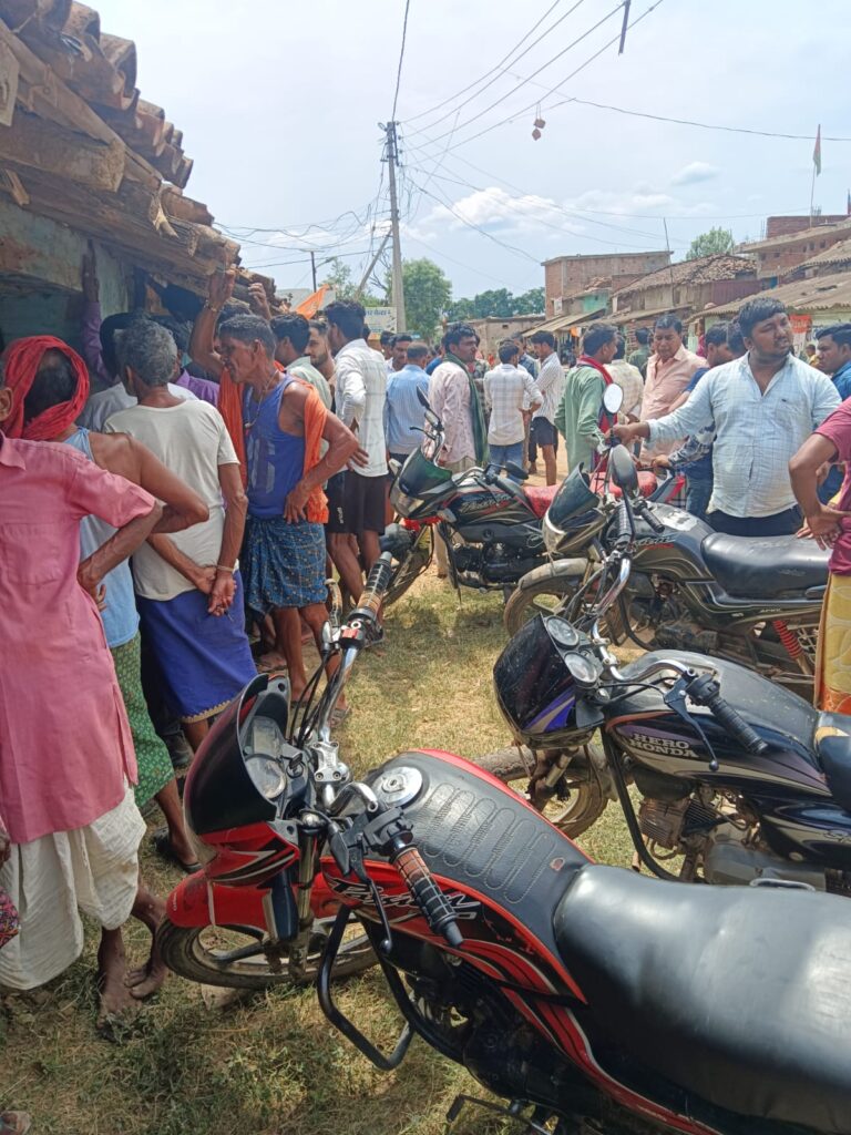 बलौदा बाजार / एक ही परीवार के 5 लोगों की टेलर ने की हत्या, फिर हत्यारे ने फांसी लगाकर दी जान थरगाँव चांदन इलाके की घटना