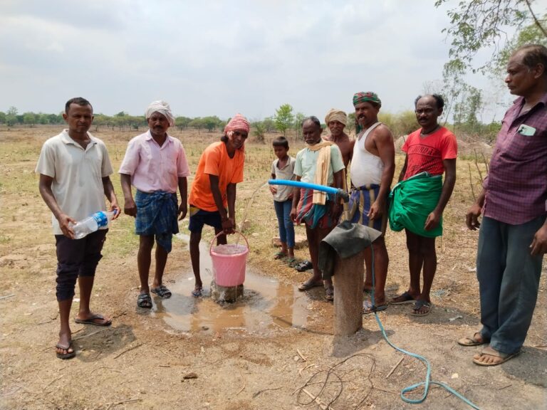 महासमुंद / सरायपाली विकासखण्ड अंतर्गत ग्राम पैकिन में महासमुंद के गांव बोरिद मे पेयजल की व्यवस्था जल आपूर्ति के लिए तत्काल कदम उठाए गए हैं ।कलेक्टर प्रभात मलिक के निर्देश पर ऐसे गांव में आवश्यकता अनुसार बोर खनन के निर्देश दिए हैं