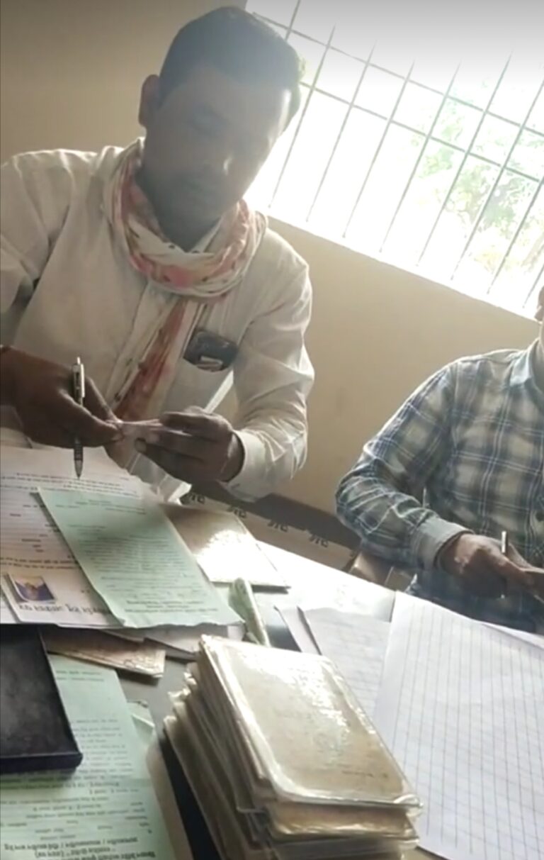 बसना / रिश्वत लेते किसान ने बना लिया वीडियो किसान का आरोप कहा घुस नहीं देने पर ऋण के लिए नाम काट देने की धमकी ?