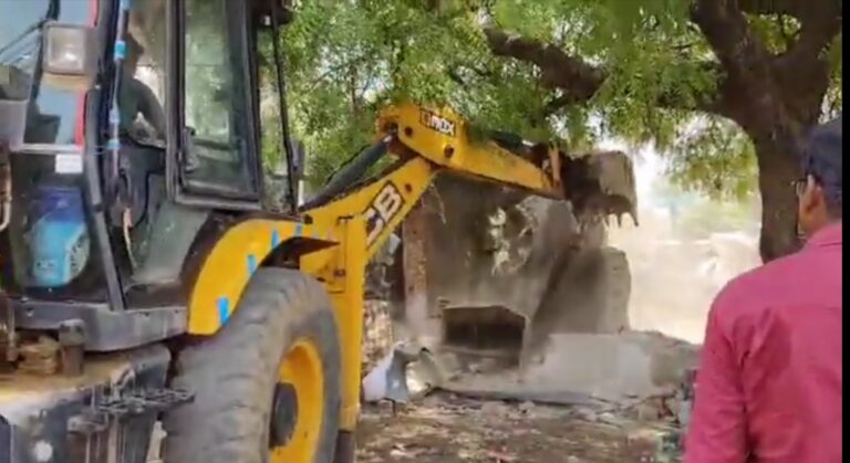 महासमुंद बसना / भंवरपुर सड़क किनारे अतिक्रमण कर दुकान चलाने और घरो से 47 अतिक्रमण को बुलडोजर चलाकर किया गया मुक्त!