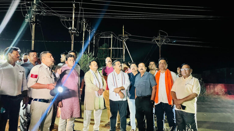 रायपुर : जिला मुख्यालय बलौदाबाजार में की गई तोड़फोड़ एवं आगजनी की घटना का जायजा लेने पहुँचे उपमुख्यमंत्री श्री विजय शर्मा