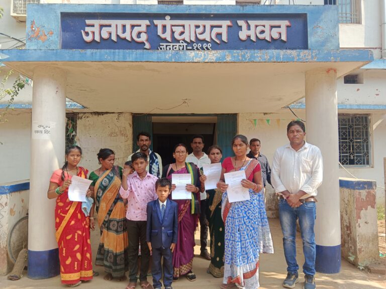 सरायपाली / ग्रामीणों की मानें तो इस गाँव मे एक भी हेंडपम्प या बोर नहीं कैसे करते है पानी की जुगाड़