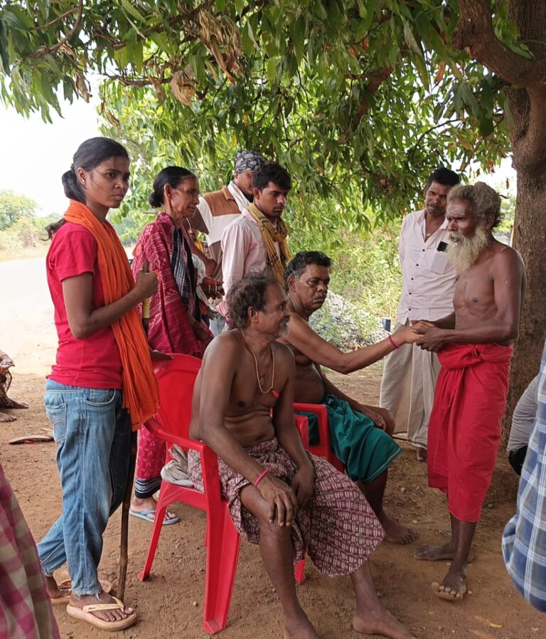 महासमुंद बसना / नरसिंहनाथ से आये बाबा जी के पास इलाज के लिए लग रही है भीड़ क्या बता रहे है ग्रामीण देसी इलाज या ईश्वरीय चमत्कार!