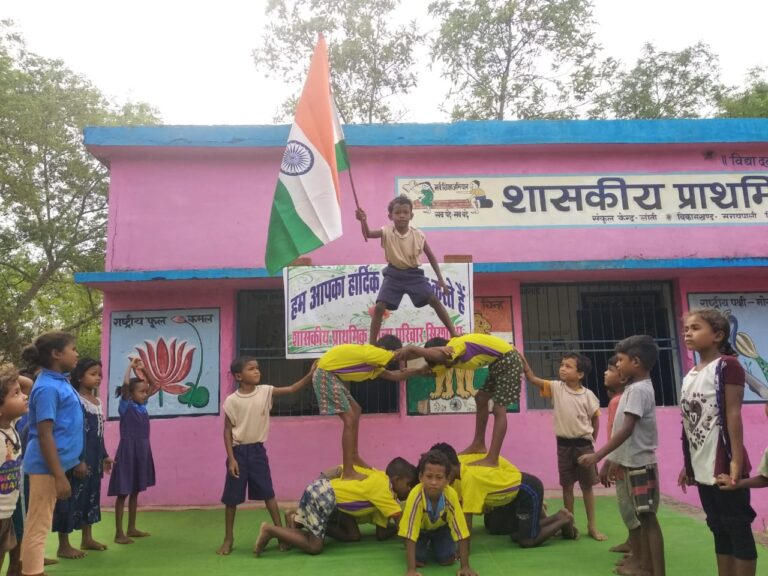 सरायपाली / सिरशोभा के बच्चों ने किया सूर्य नमस्कार! शासकीय प्राथमिक शाला सिरशोभा में दशम अंर्तराष्ट्रीय योग दिवस पर योगाभ्यास का आयोजन किया गया।