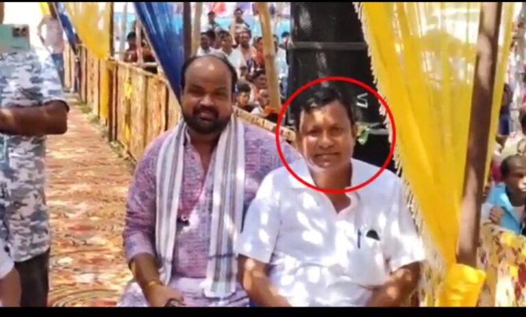 महासमुंद बसना / फरार आरोपियों के साथ फोटो वायरल होने के बाद किसानो का फर्जीवाड़ा कर गबन करने वाले पर कार्रवाही को लेकर विधायक पुरन्दर मिश्रा ने मुख्यमंत्री विष्णु देव साय से मुलाक़ात की एक आरोपी वह बाकायदा गाँव के कार्यक्रम में कैमरे के सामने दिखाई दें रहे है!