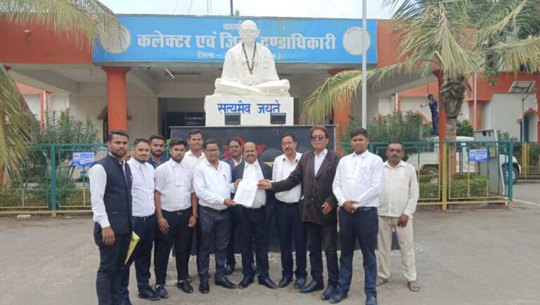 महासमुंद / धरना-प्रदर्शन में शामिल निर्दोष लोगों को बलौदाबाजार कांड पर आरोपी बनाएं जाने की विरोध आगजानी कांड की सीबीआई जांच कराने की मांग (सतनामी समाज के अधिवक्ताओं ने राष्ट्रपति, राज्यपाल, मुख्यमंत्री के नाम सौंपा ज्ञापन)