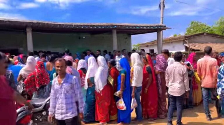 बसना / 5 महीने मे स्वस्थ बच्चे का दावा, ,क्या मेडिकल साइंस मे ऐसा संभव है,लग रही है निशांतानो की हजारों की संख्या मे भीड़,! एक संस्था ने फर्जी बताकर शिकायत कर दिया है?